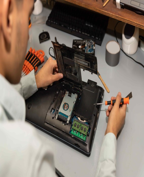 computer repair technician repairing a laptop 2023 11 28 05 19 23 utc (2)